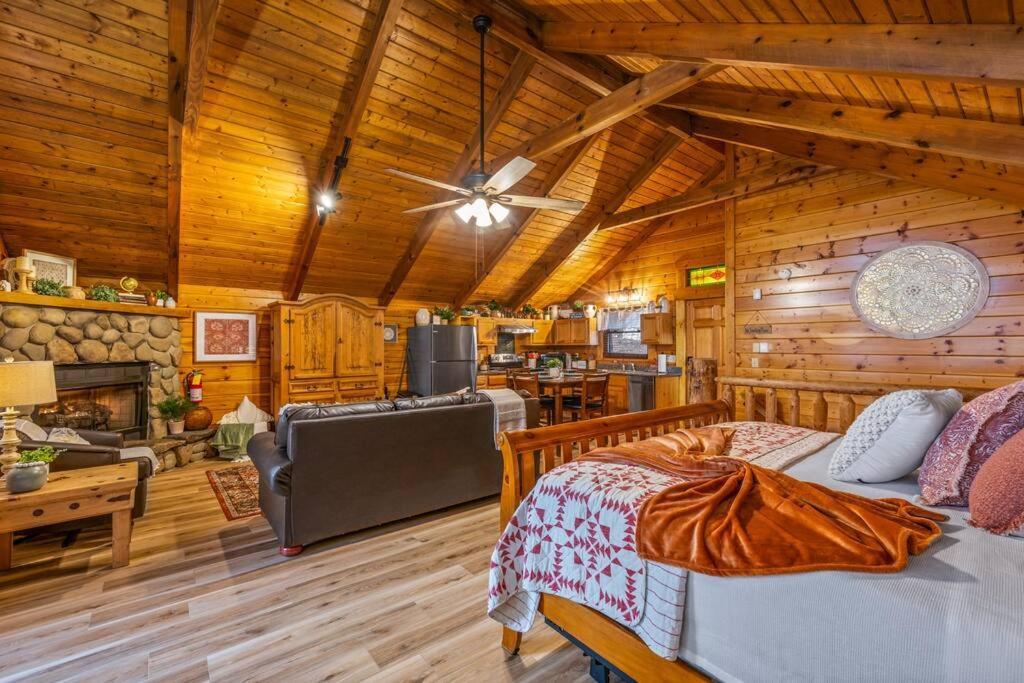 Log Cabin, Hot Tub, Fireplace, Pool Table & Views! Sevierville Exterior foto